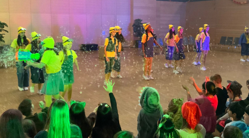 In der Aula des Dossis wird es bunt!